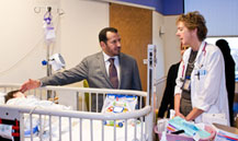 وزير الصحة يزور المرضى السعوديين المنومين في المستشفى الوطني الأمريكي